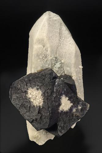 Fluorite, Quartz<br />Zona minera Huanggang, Hexigten Banner (Kèshíkèténg Qí), Chifeng (Ulanhad), Región Autónoma Mongolia Interior, China<br />17.8 x 9.8 cm<br /> (Author: am mizunaka)