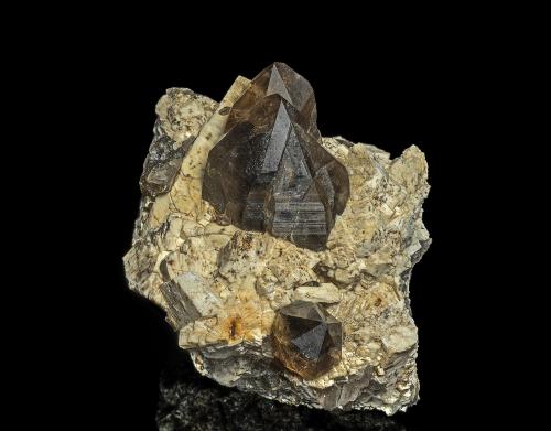 Quartz (variety smoky quartz), Orthoclase<br />Glen Rosa, Isla de Arran, North Ayrshire, Escocia / Reino Unido<br />7.1 x 5.5 cm<br /> (Author: am mizunaka)