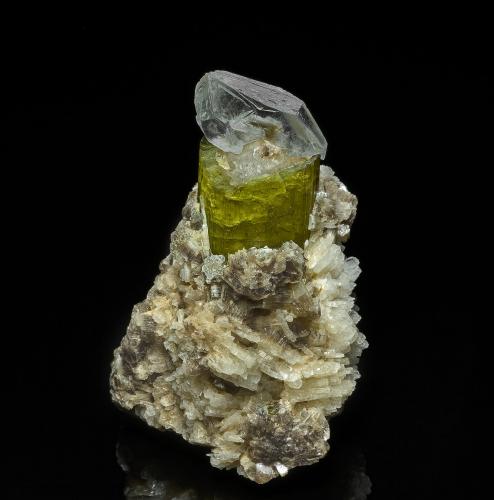 Quartz, Elbaite, Albite, Lepidolite<br />Mina Urubu, Monte Belo, Itinga, Jequitinhonha, Minas Gerais, Brasil<br />5.5 x 3.8 cm<br /> (Author: am mizunaka)