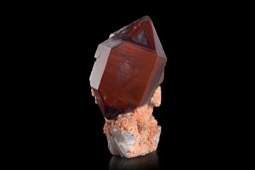 Cuarzo (variedad hematoide)<br />Granja Girtis 109, Orange River, Distrito Karasburg, Region ǁKaras, Namibia<br />5 x 4.5 x 7.5 cm / cristal principal: 6.2 cm<br /> (Autor: Museo MIM)