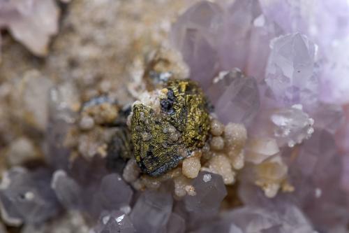 Chalcopyrite<br />Mina Septiembre (Mina 9 Septiembre), Zona minera Madan, Montes Rhodope, Smolyan Oblast, Bulgaria<br /><br /> (Author: am mizunaka)