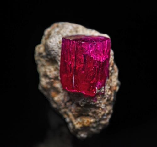 Beryl (variety red beryl)<br />Montes Wah Wah, Beaver County, Utah, USA<br />2.1 x 1.4 cm<br /> (Author: am mizunaka)