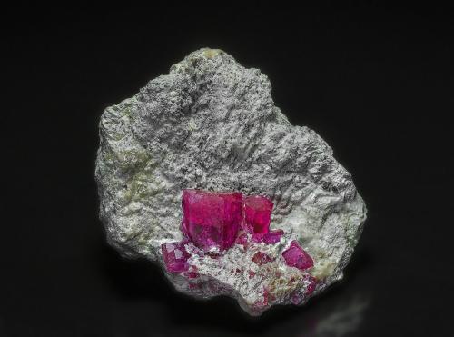 Beryl (variety red beryl)<br />Concesiones Ruby Violet, Montes Wah Wah, Condado Beaver, Utah, USA<br />5.3 x 4.4 cm<br /> (Author: am mizunaka)