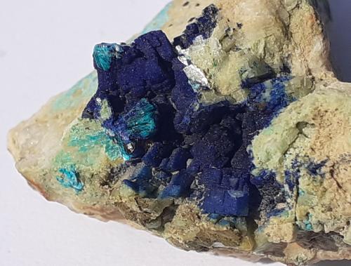 Azurite, Dolomite, Tyrolite<br />Distrito minero Ringenwechsel, Troi, Distrito Schwaz, Valle Inn, Tirol Norte, Tirol, Austria<br />2,5 x 2,5 cm<br /> (Author: Volkmar Stingl)