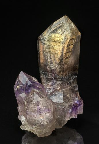 Quartz (variety smoky quartz), Quartz (variety amethyst)<br />Montes Goboboseb, Zona Brandberg, Región Erongo, Namibia<br />8.5 x 4.7 cm<br /> (Author: am mizunaka)