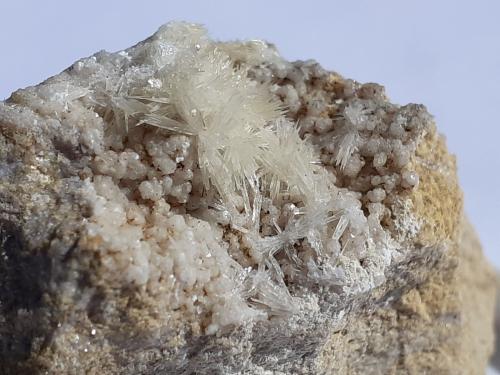 Aragonite, Calcite<br />Depósito de magnesita, Weissenstein, Hochfilzen, Distrito Kitzbühel, Tirol Norte, Tirol, Austria<br />4,5 x 3 cm<br /> (Author: Volkmar Stingl)