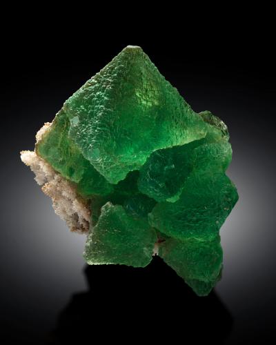 Fluorita<br />Ninghua, Prefectura Sanming, Provincia Fujian, China<br />30 x 20 x 32 cm / cristal principal: 19.5 cm<br /> (Autor: Museo MIM)