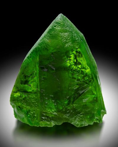 Forsterite (variety peridot)<br />Sapat Gali (Suppat), Naran, Valle Kaghan, Distrito Mansehra, Jaiber Pastunjuá, Paquistán<br />4 x 4 x 5 cm<br /> (Author: MIM Museum)