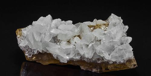 Calcite, Baryte<br />Mina Meikle, Distrito Bootstrap, Condado Elko, Nevada, USA<br />10.0 x 4.8 cm<br /> (Author: am mizunaka)