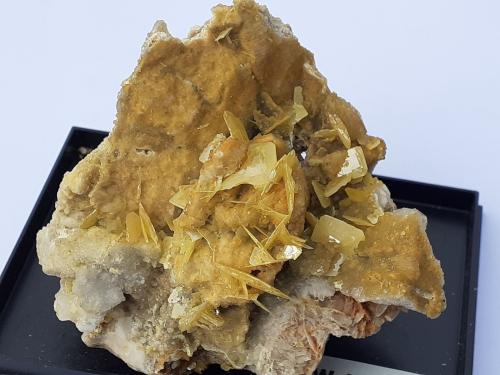 Wulfenite<br />Mina Stefanie, Zona minera Bleiberg, Bad Bleiberg, Distrito Villach-Land, Carintia/Kärnten, Austria<br />6 x 6 cm<br /> (Author: Volkmar Stingl)