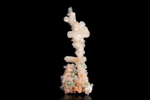 Estilbita-Ca [Stilbite-Ca] con Fluorapofilita-(K) [Fluorapophyllite-(K)]<br />Distrito Jalgaon, Maharashtra, India<br />8 x 5 x 25 cm / cristal principal: 5.7 cm.<br /> (Autor: Museo MIM)