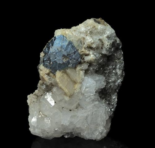 Bournonite, Calcite<br />Mina Vojtech, depósito Brezové Hory, zona Brezové Hory (Birkenberg), Příbram, Región Bohemia Central, Bohemia, República Checa<br />5.1 x 4.0 cm<br /> (Author: am mizunaka)