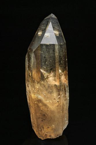 Quartz (variety smoky quartz)<br />Valle Saline, Condado Inyo, California, USA<br />11.5 x 3.9 cm<br /> (Author: am mizunaka)