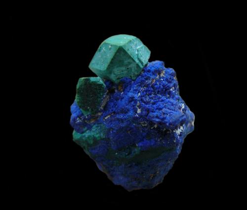 Cuprite, Malachite and Azurite<br />Chessy-les-Mines, Les Bois d'Oingt, Villefranche-sur-Saône, Rhône, Auvergne-Rhône-Alpes, Francia<br />2,5 cm<br /> (Author: Benj)