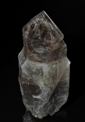 Quartz (variety smoky quartz)<br />Río Oban, Oban, Condado Clarke, Nueva Gales del Sur, Australia<br />11.4 x 5.4 cm<br /> (Author: am mizunaka)