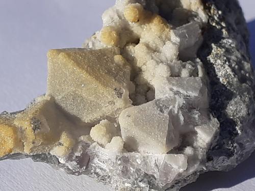 Quartz on Fluorite<br />Mina Yongping, Yongping, Yanshan, Prefectura Shangrao, Provincia Jiangxi, China<br />4 x 2,5 cm<br /> (Author: Volkmar Stingl)