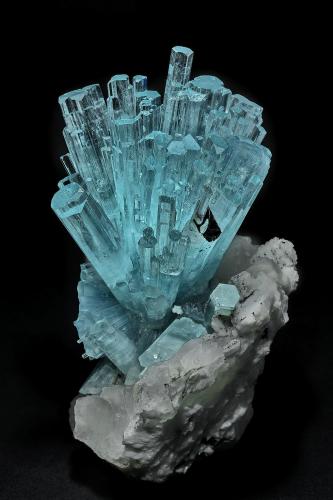 Beryl (variety aquamarine)<br />Valle Shigar, Distrito Shigar, Gilgit-Baltistan (Áreas del Norte), Paquistán<br />9.0 x 15.5 cm<br /> (Author: am mizunaka)