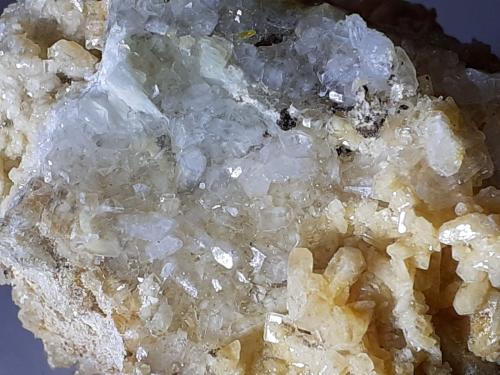 Hemimorphite, Dolomite<br />Mina Stefanie, Zona minera Bleiberg, Bad Bleiberg, Distrito Villach-Land, Carintia/Kärnten, Austria<br />4 x 3,5 cm<br /> (Author: Volkmar Stingl)