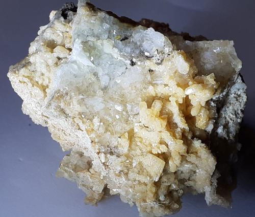 Hemimorphite, Dolomite<br />Mina Stefanie, Zona minera Bleiberg, Bad Bleiberg, Distrito Villach-Land, Carintia/Kärnten, Austria<br />4 x 3,5 cm<br /> (Author: Volkmar Stingl)