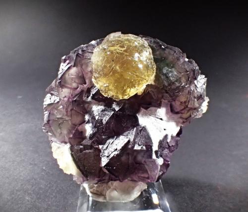 Fluorite<br />Wuyi ore field, Wuyi, Jinhua Prefecture, Zhejiang Province, China<br />64 mm x 60 mm x 40 mm<br /> (Author: Don Lum)