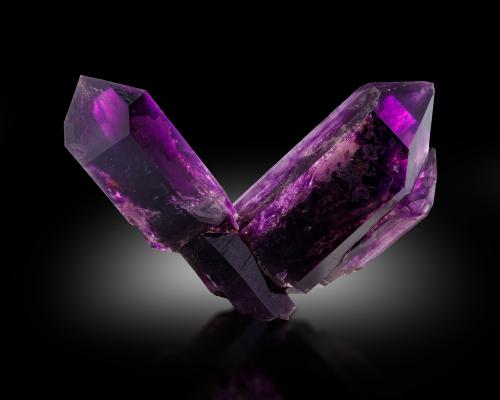 Quartz (variety amethyst)<br />Montes Goboboseb, Zona Brandberg, Región Erongo, Namibia<br />27 x 9 x 18 cm / main crystal: 20.0 cm<br /> (Author: MIM Museum)