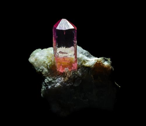 Topaz<br />Colina Ghundao, Katlang, Distrito Mardan, Jaiber Pastunjuá, Paquistán<br />3.5 x 4.0 cm<br /> (Author: am mizunaka)