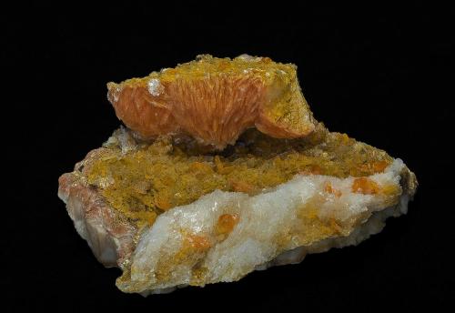 Wulfenite, Barite<br />Mibladen (distrito minero Mibladen), Midelt, Provincia Midelt, Región Drâa-Tafilalet, Marruecos<br />8.8 x 7.3 cm<br /> (Author: am mizunaka)