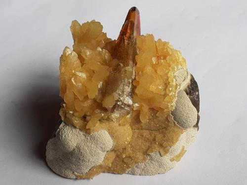 Baryte, Calcite<br />Elk Creek, Dalzell, Condado Meade, South Dakota, USA<br />6,5 x 6,5 cm<br /> (Author: Volkmar Stingl)