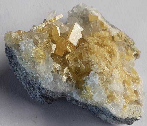 Baryte, Calcite<br />Mina Bouismas, Agdz, distrito minero Bou Azzer, Provincia Zagora, Región Drâa-Tafilalet, Marruecos<br />4 x 3,5 cm<br /> (Author: Volkmar Stingl)