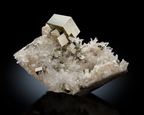 Pyrite<br />Zona minera Mundo Nuevo, Mundo Nuevo, Huamachuco, Provincia Sánchez Carrión, Departamento La Libertad, Perú<br />27 x 15 x 15 cm / main crystal: 7.8 cm<br /> (Author: MIM Museum)