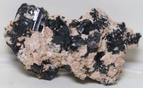 Chorlo [Schorl]<br />Belvís de Monroy, Comarca Campo Arañuelo, Cáceres, Extremadura, España<br />44 x 25 x 15 mm<br /> (Autor: José Luis Zamora)