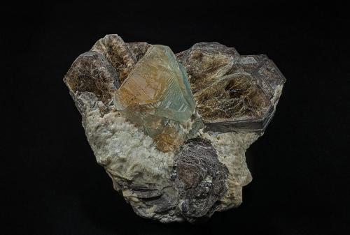 Topaz, Zinnwaldite, Albite<br />Pegmatita 569, Khoroshiv (Volodarsk-Volynskii), Oblast Zhytomyr, Ucrania<br />12.5 x 12.8 cm<br /> (Author: am mizunaka)