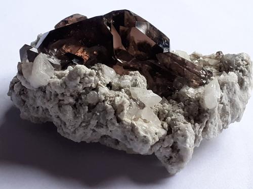 Quartz (variety smoky quartz), Orthoclase (variety adularia)<br />Monte Galenstock, Tiefenbach, Urseren, Uri, Suiza<br />6 x 4 cm<br /> (Author: Volkmar Stingl)