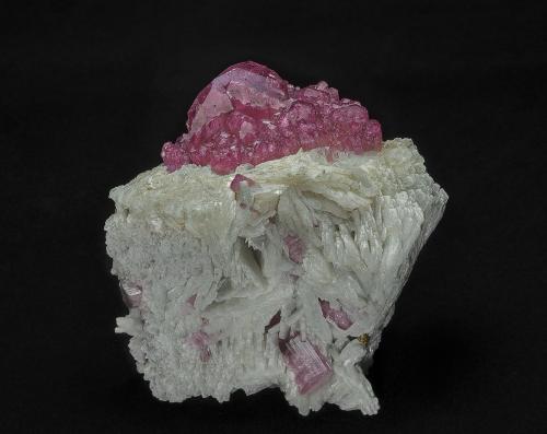 Elbaite, Cleavelandite<br />Provincia Nuristan, Afganistán<br />9.5 x 9.7 cm<br /> (Author: am mizunaka)