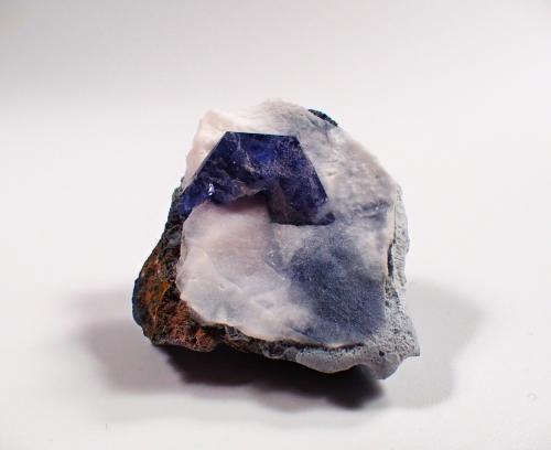 Benitoite, Natrolite<br />Mina California State Gem (Benitoite Gem Mine), Zona San Benito River headwaters, Pico Santa Rita, Distrito New Idria, Condado San Benito, California, USA<br />34 mm x 30 mm x 13 mm<br /> (Author: Don Lum)