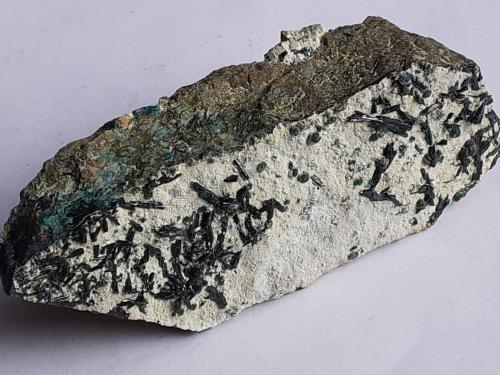 Atacamite, Halloysite<br />Mina La Farola, Cerro Pintado, Distrito Las Pintadas, Tierra Amarilla, Provincia Copiapó, Región Atacama, Chile<br />9 x 3,5 cm<br /> (Author: Volkmar Stingl)