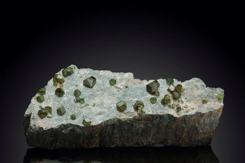 Andradita (variedad demantoide)<br />Mina Sferlùn asbestos, Vallone del Cengiaccio, Lanzada, Valmalenco, Provincia Sondrio, Lombardía, Italia<br />19.5 x 7 x 5.5 cm / cristal principal: 1.4 cm<br /> (Autor: Museo MIM)