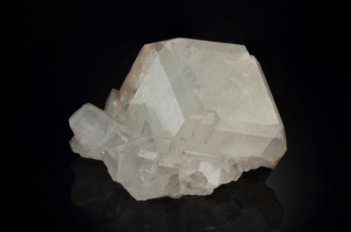 Colemanita<br />Valle de la Muerte, Condado Inyo, California, USA<br />8 x 8.5 x 5 cm / cristal principal: 7.3 cm<br /> (Autor: Museo MIM)