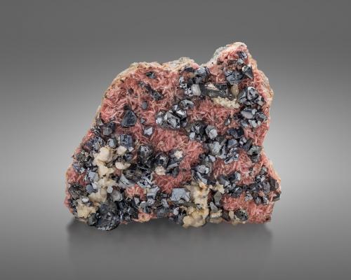 Diaforita [Diaphorite] sobre Rodocrosita [Rhodochrosite] y con Galena [Galena]<br />Mina Beschert Glück, Zug, Distrito Freiberg, Erzgebirgskreis, Sajonia/Sachsen, Alemania<br />11 x 9.5 x 4.5 cm / cristal principal: 1.3 cm<br /> (Autor: Museo MIM)