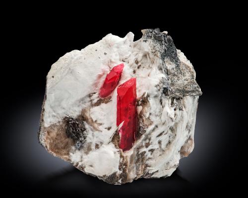 Rodonita [Rhodonite]<br />Mina Morro da Mina, Conselheiro Lafaiete, Minas Gerais, Brasil<br />10.5 x 5 x 10 cm / cristal principal: 4.8 cm<br /> (Autor: Museo MIM)