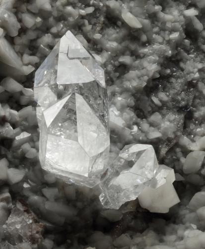 Quartz<br />Cantera Val Pulita, Valpulita, Carrara, Alpes Apuanos, Provincia Massa-Carrara, Toscana, Italia<br />20 x 20 x 20 cm / main crystal: 4.2 cm<br /> (Author: MIM Museum)