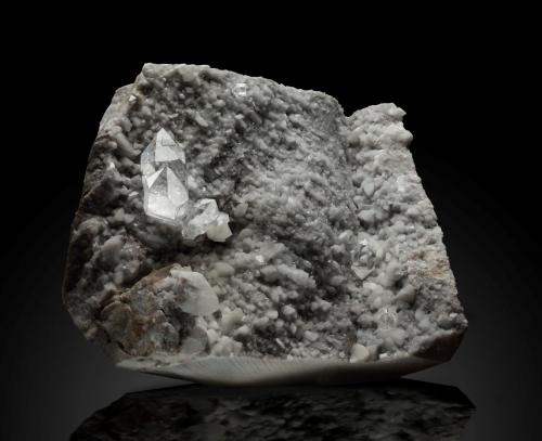 Quartz<br />Cantera Val Pulita, Valpulita, Carrara, Alpes Apuanos, Provincia Massa-Carrara, Toscana, Italia<br />20 x 20 x 20 cm / main crystal: 4.2 cm<br /> (Author: MIM Museum)