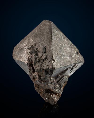 Jacobsite<br />Jakobsbergsfältet, Filipstads, Värmland, Suecia<br />3 x 3.5 x 2 cm / main crystal: 3.2 cm<br /> (Author: MIM Museum)