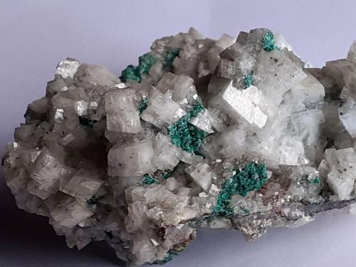 Calcite, Malachite, Duftite<br />Mina Tsumeb, Tsumeb, Región Otjikoto, Namibia<br />8 x 7 cm<br /> (Author: Volkmar Stingl)