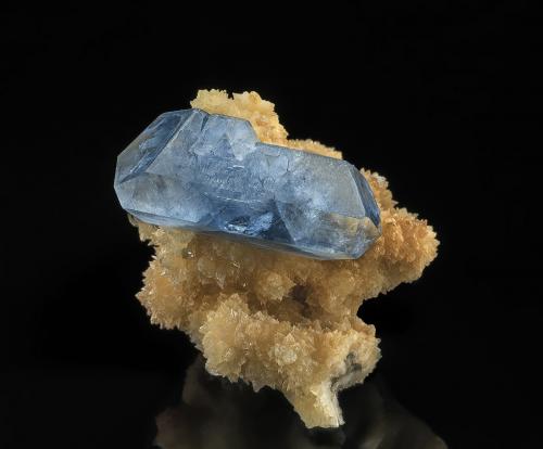 Celestine, Calcite<br />Depósito Laman, Distrito Qala e Naw, Provincia Badghis, Afganistán<br />4.7 x 4.1 cm<br /> (Author: am mizunaka)