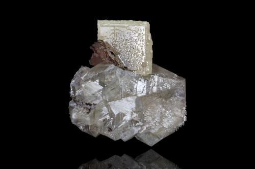 Stolzite<br />Mina Sainte Lucie, Saint-Léger-de-Peyre, Marvejols, Mende, Lozère, Occitanie, Francia<br />3 x 2.5 x 3.5 cm / main crystal: 1.9 cm<br /> (Author: MIM Museum)