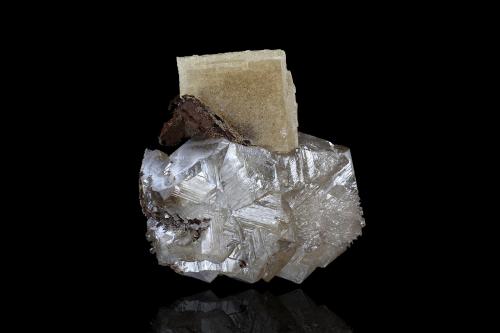 Stolzite<br />Mina Sainte Lucie, Saint-Léger-de-Peyre, Marvejols, Mende, Lozère, Occitanie, Francia<br />3 x 2.5 x 3.5 cm / main crystal: 1.9 cm<br /> (Author: MIM Museum)