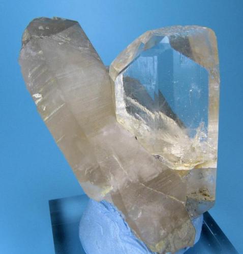 Topaz, quartz
Gaoligong Mountains, Nujiang, Yunnan. China
50 mm x 40 mm (Author: Carles Millan)