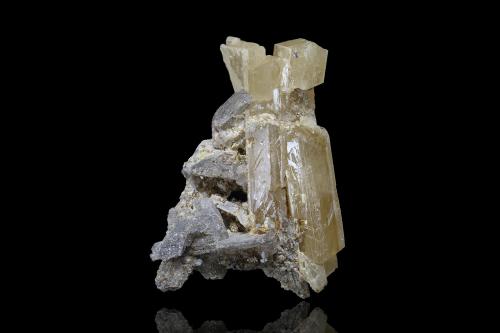 Stolzite<br />Mina Sainte Lucie, Saint-Léger-de-Peyre, Marvejols, Mende, Lozère, Occitanie, Francia<br />2.5 x 3 x 3.5 cm / main crystal: 3.3 cm<br /> (Author: MIM Museum)