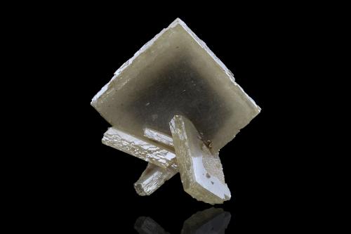 Stolzite<br />Mina Sainte Lucie, nivel +15, Saint-Léger-de-Peyre, Marvejols, Mende, Lozère, Occitanie, Francia<br />2.5 x 2 x 2.5 cm / main crystal: 2.4 cm<br /> (Author: MIM Museum)